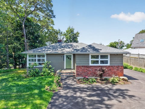 Photo of 8 Everett St, Wakefield, MA 01880 (MLS # 73556131)