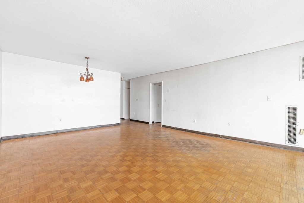 566 Commonwealth 1207