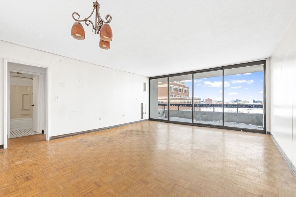 566 Commonwealth 1207