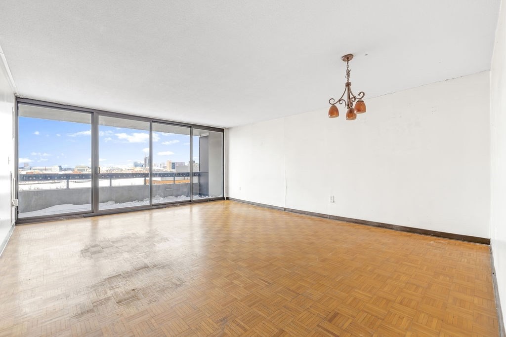 566 Commonwealth 1207