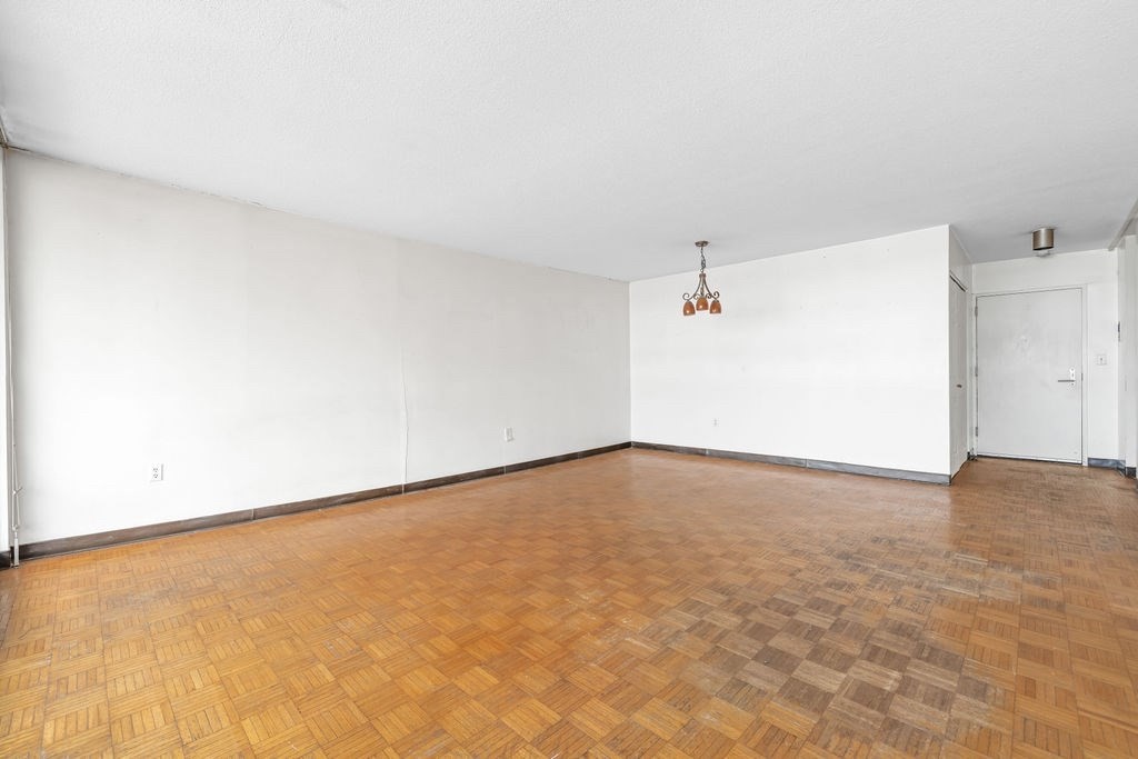 566 Commonwealth 1207