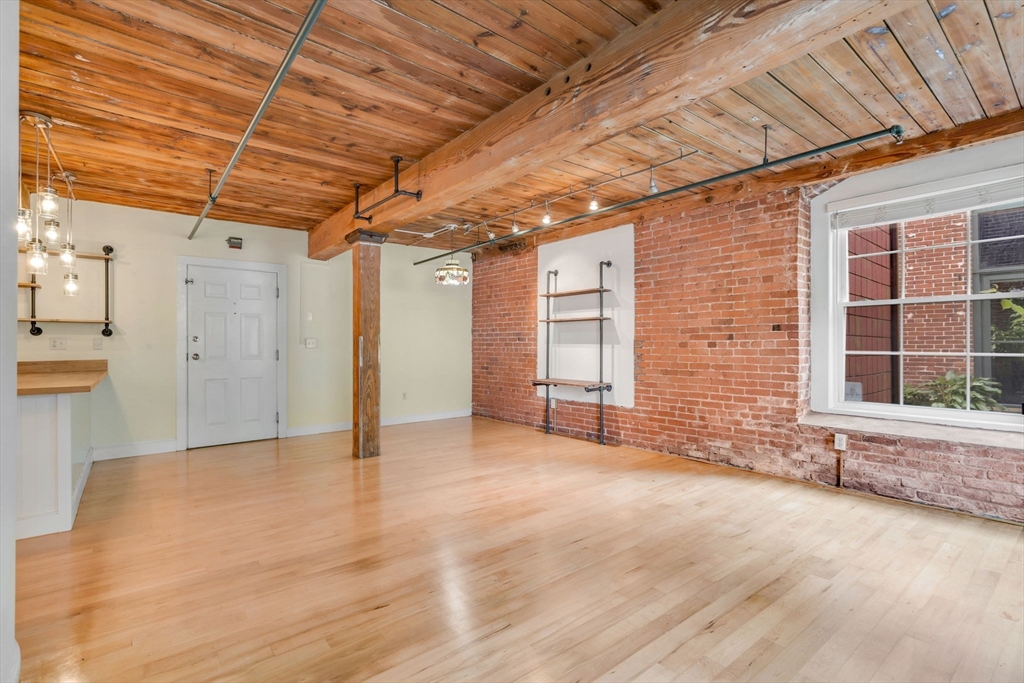 Medway, Massachusetts 02053, United States, 2 Bedrooms Bedrooms, ,2 BathroomsBathrooms,Residential,Pending,158259