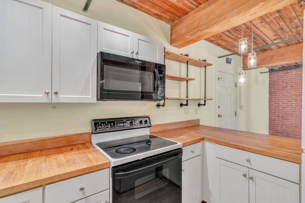 Medway, Massachusetts 02053, United States, 2 Bedrooms Bedrooms, ,2 BathroomsBathrooms,Residential,Pending,158259