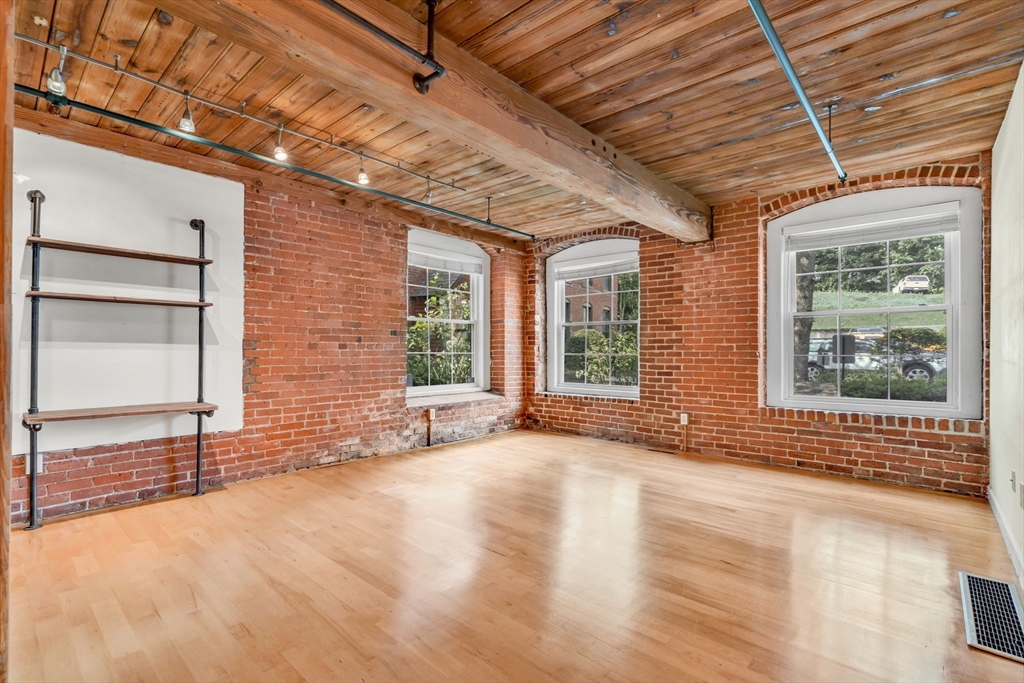 Medway, Massachusetts 02053, United States, 2 Bedrooms Bedrooms, ,2 BathroomsBathrooms,Residential,Pending,158259