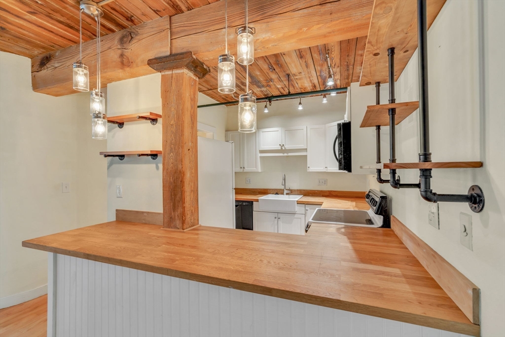 Medway, Massachusetts 02053, United States, 2 Bedrooms Bedrooms, ,2 BathroomsBathrooms,Residential,Pending,158259