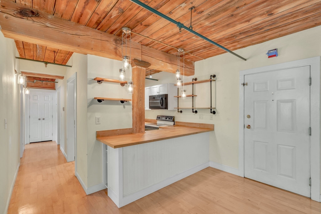 Medway, Massachusetts 02053, United States, 2 Bedrooms Bedrooms, ,2 BathroomsBathrooms,Residential,Pending,158259