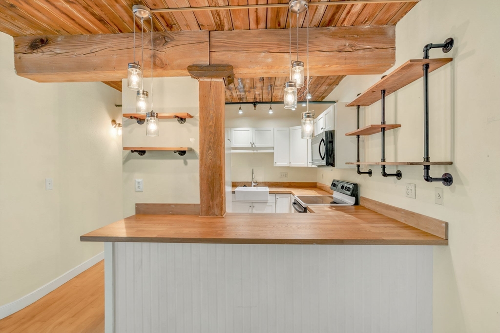 Medway, Massachusetts 02053, United States, 2 Bedrooms Bedrooms, ,2 BathroomsBathrooms,Residential,Pending,158259