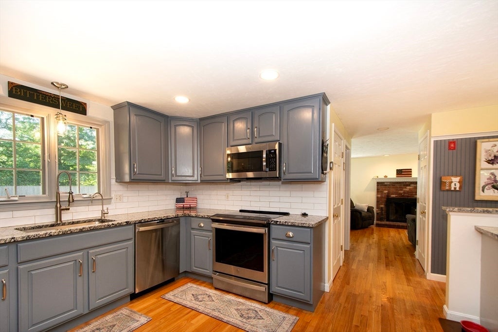 26 Pine St, Hanson, MA Photo #12