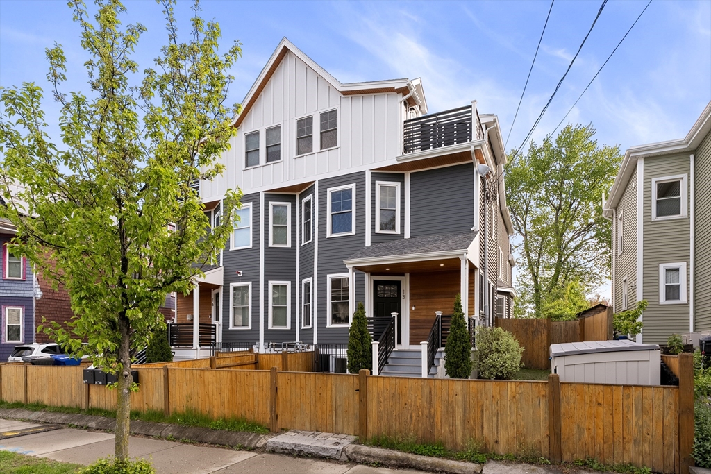 Photo of 13 Belknap St, Arlington, MA