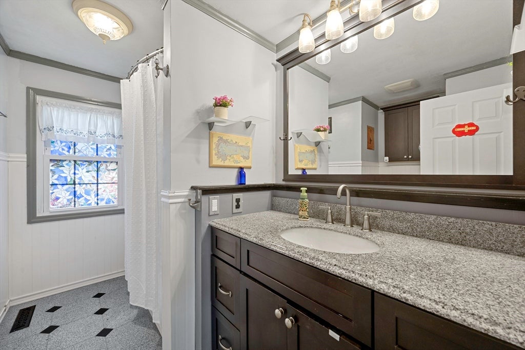 68 Parenteau Dr, Chicopee, MA Photo #24