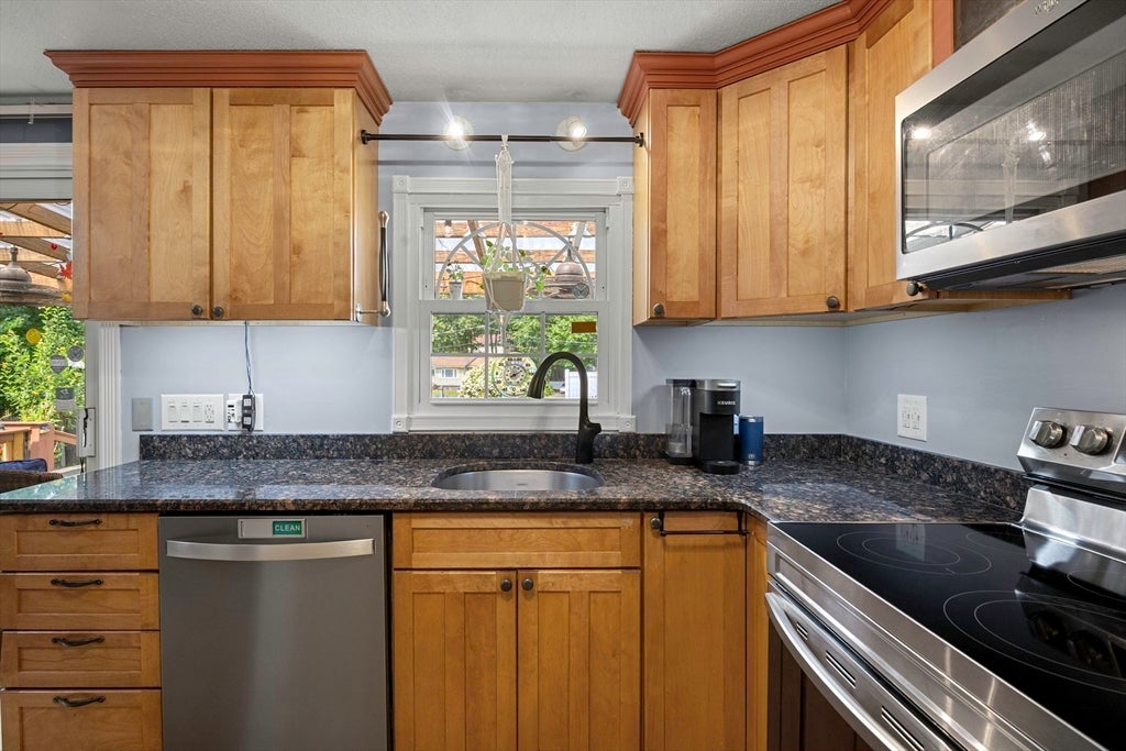 68 Parenteau Dr, Chicopee, MA Photo #7