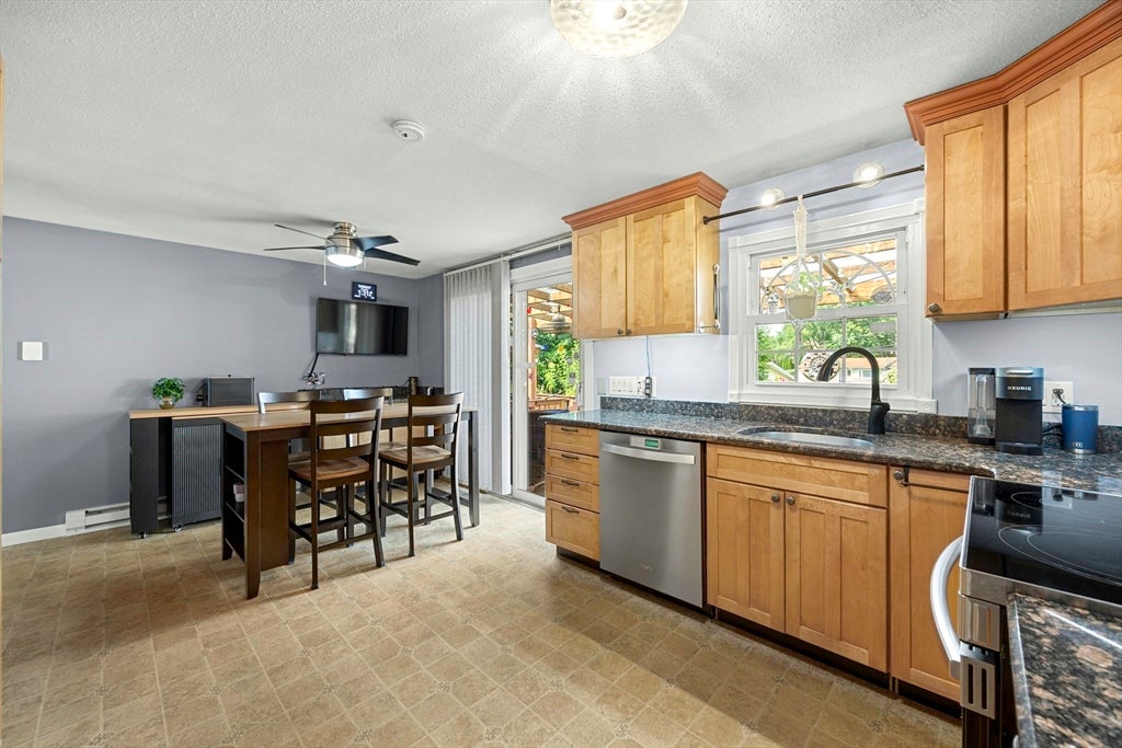 68 Parenteau Dr, Chicopee, MA Photo #9