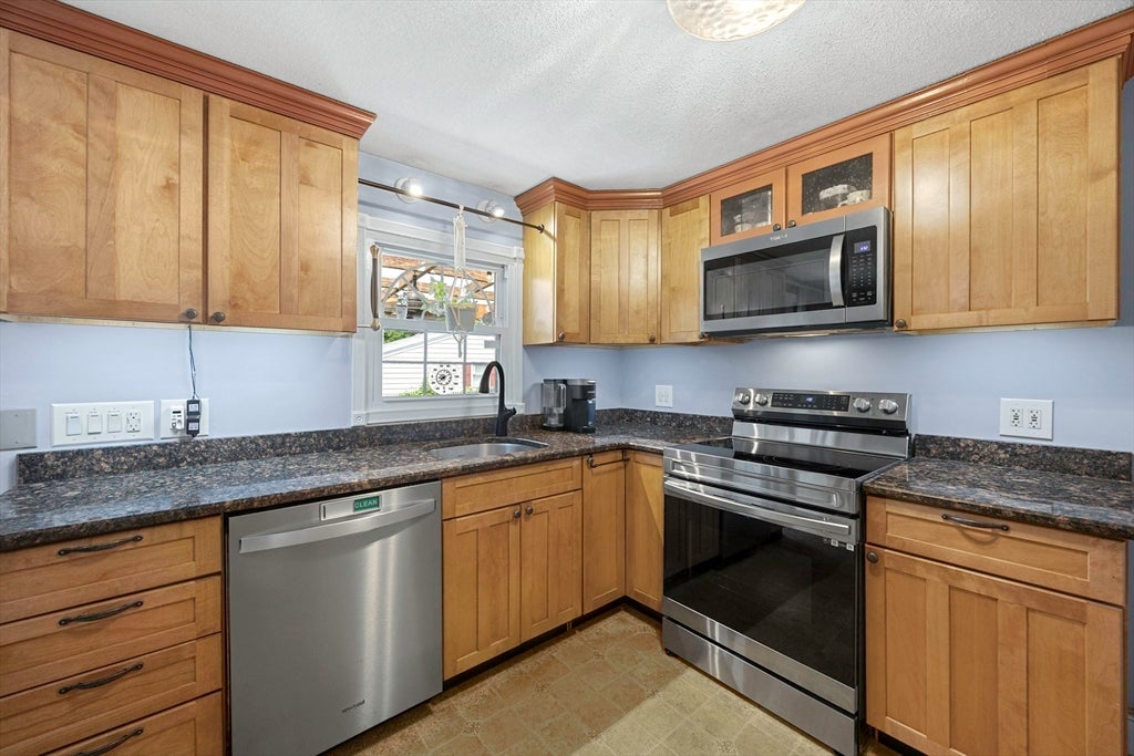 68 Parenteau Dr, Chicopee, MA Photo #6