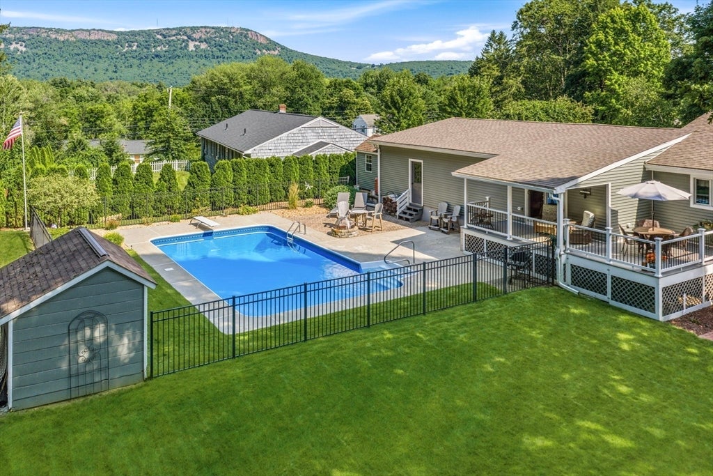 6 W Park Dr