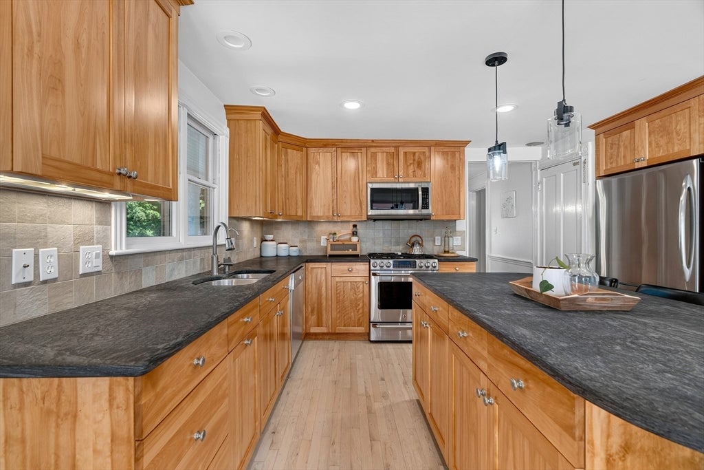 11 Crescent St