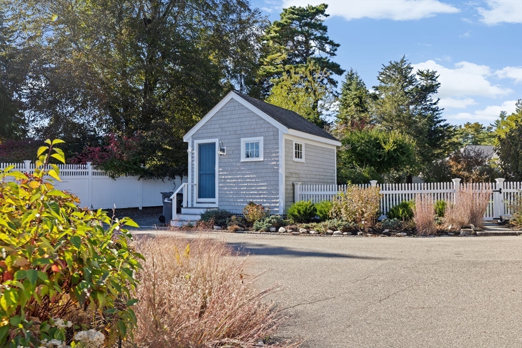 8 Eagles Nest Rd
