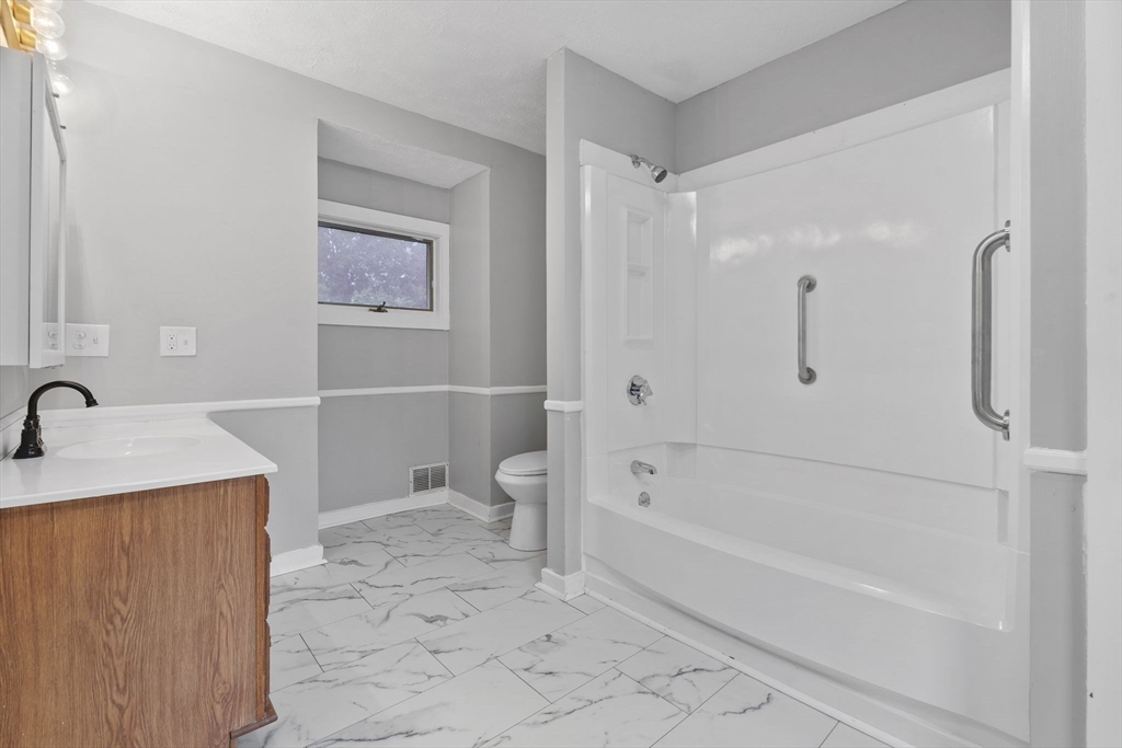 20 Glover St, Southbridge, MA Photo #16