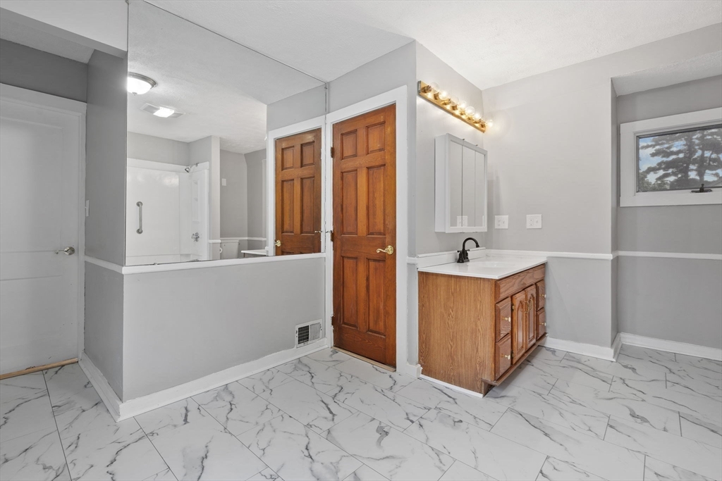 20 Glover St, Southbridge, MA Photo #17