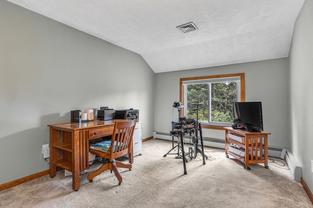 Blackstone, Massachusetts 01504, United States, 4 Bedrooms Bedrooms, ,3 BathroomsBathrooms,Residential,Active,194838