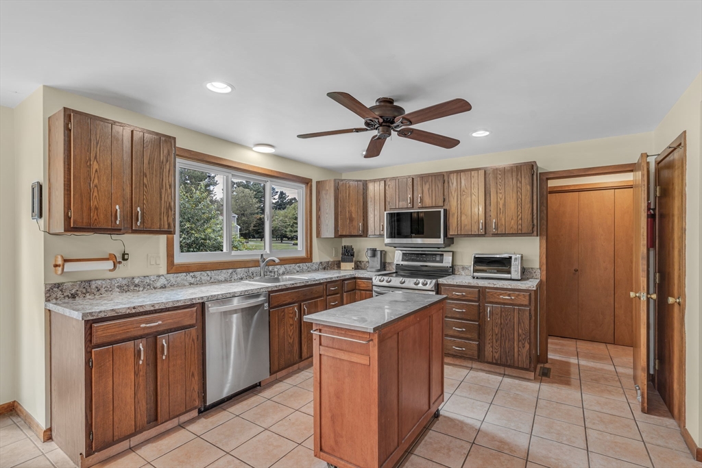 Blackstone, Massachusetts 01504, United States, 4 Bedrooms Bedrooms, ,3 BathroomsBathrooms,Residential,Active,194838