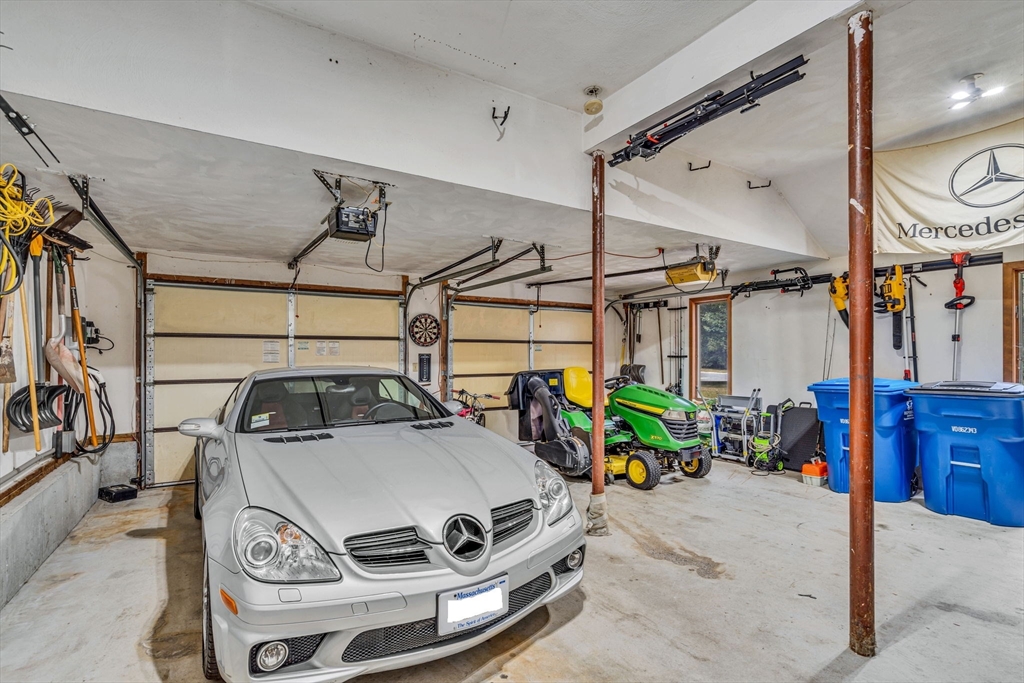 Blackstone, Massachusetts 01504, United States, 4 Bedrooms Bedrooms, ,3 BathroomsBathrooms,Residential,Active,194838