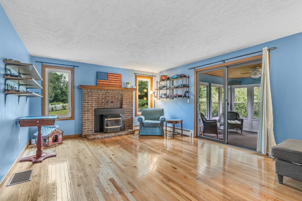 Blackstone, Massachusetts 01504, United States, 4 Bedrooms Bedrooms, ,3 BathroomsBathrooms,Residential,Active,194838