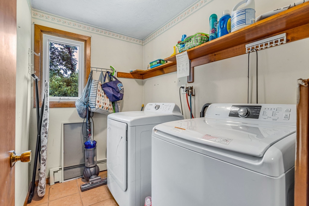 Blackstone, Massachusetts 01504, United States, 4 Bedrooms Bedrooms, ,3 BathroomsBathrooms,Residential,Active,194838