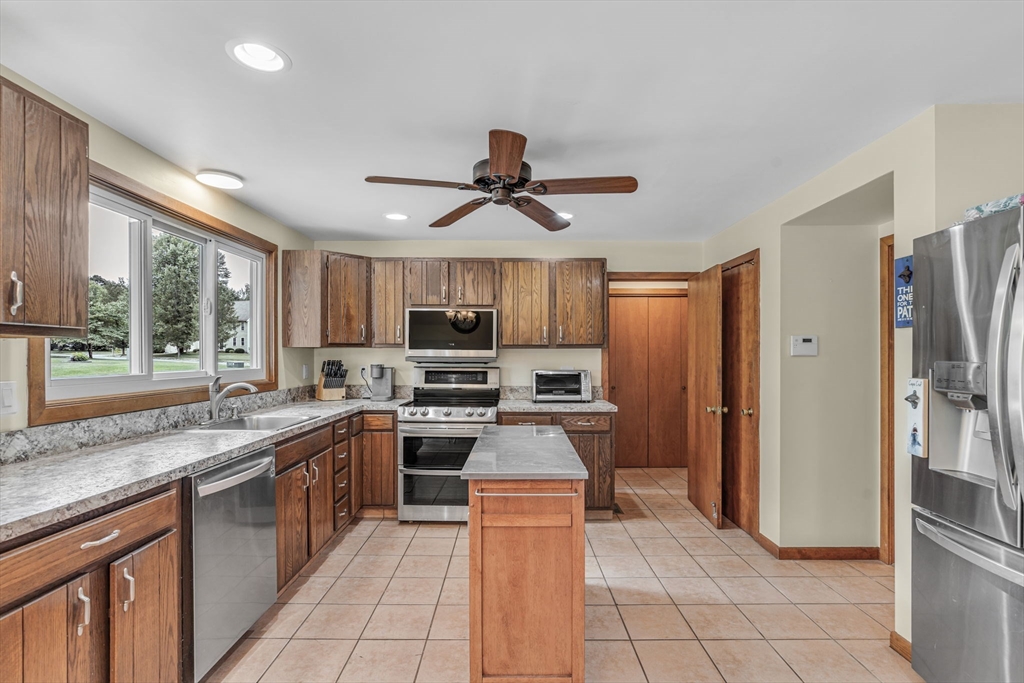 Blackstone, Massachusetts 01504, United States, 4 Bedrooms Bedrooms, ,3 BathroomsBathrooms,Residential,Active,194838