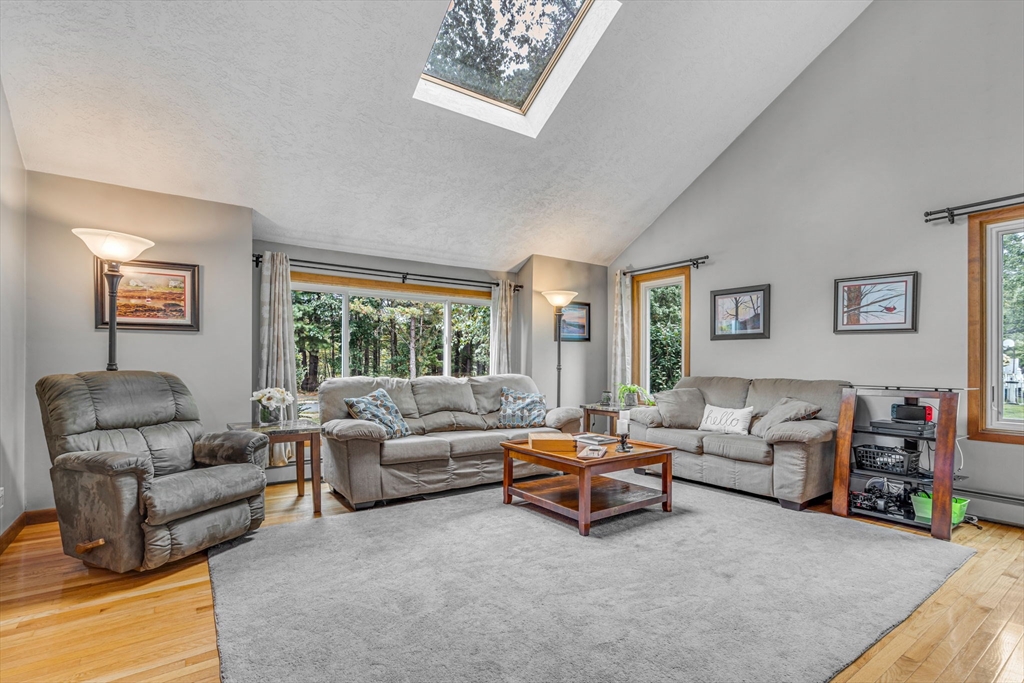 Blackstone, Massachusetts 01504, United States, 4 Bedrooms Bedrooms, ,3 BathroomsBathrooms,Residential,Active,194838