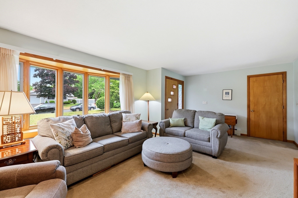 48 Hickory Dr