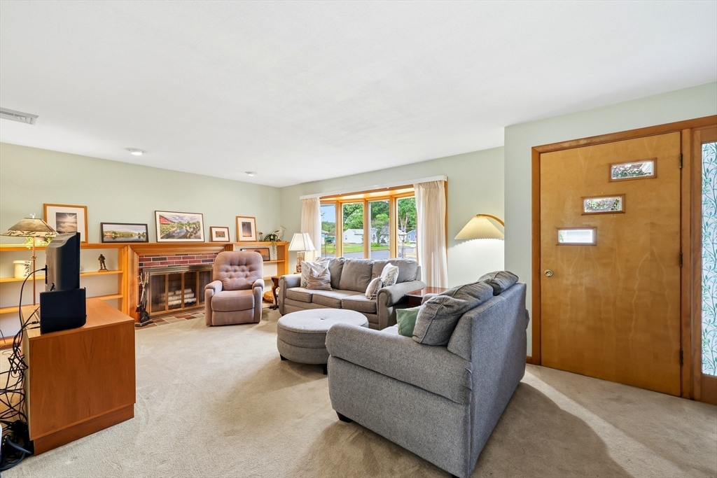 48 Hickory Dr