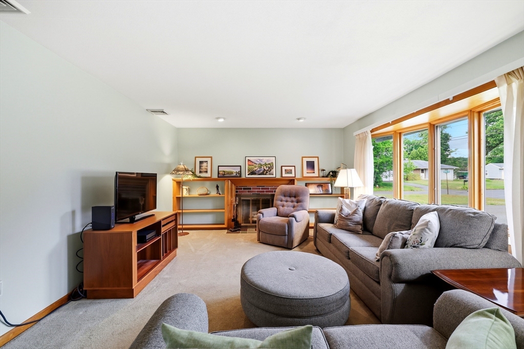 48 Hickory Dr