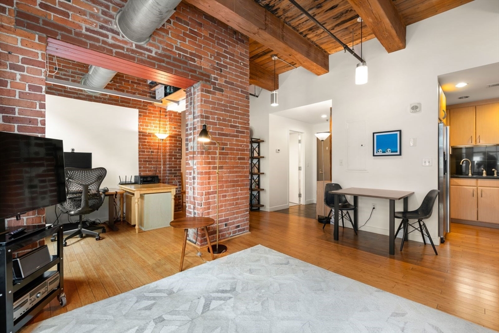 9 W Broadway 518