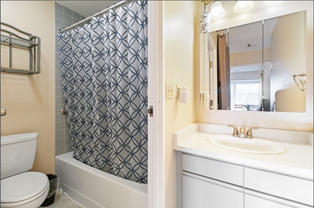 133 Commander Shea Blvd 219