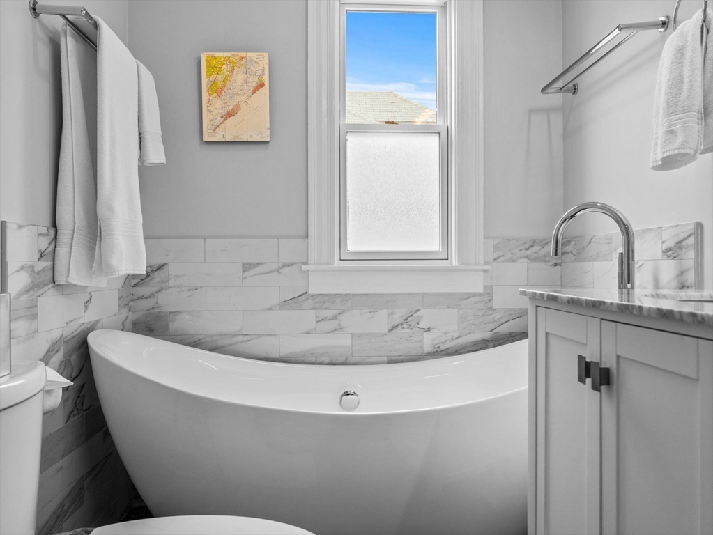 Newton, Massachusetts 02640, United States, 4 Bedrooms Bedrooms, ,3 BathroomsBathrooms,Residential,Active,118802