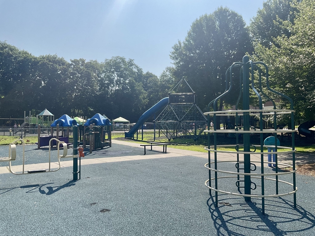 Newton, Massachusetts 02640, United States, 4 Bedrooms Bedrooms, ,3 BathroomsBathrooms,Residential,Active,118802