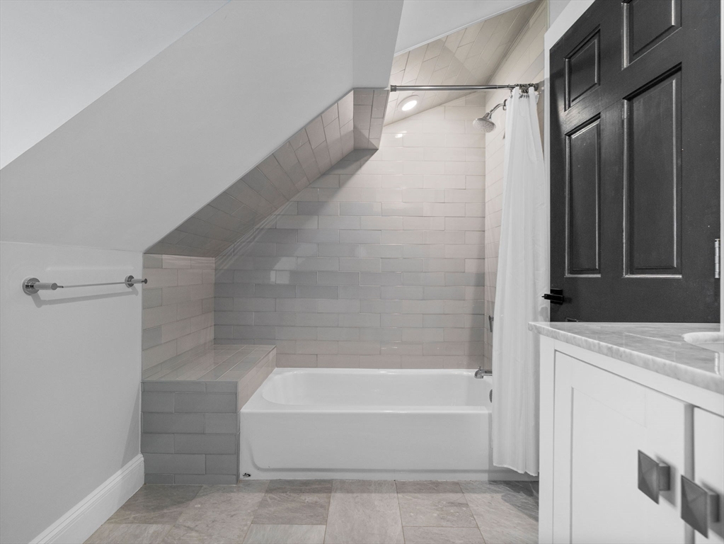 Newton, Massachusetts 02640, United States, 4 Bedrooms Bedrooms, ,3 BathroomsBathrooms,Residential,Active,118802