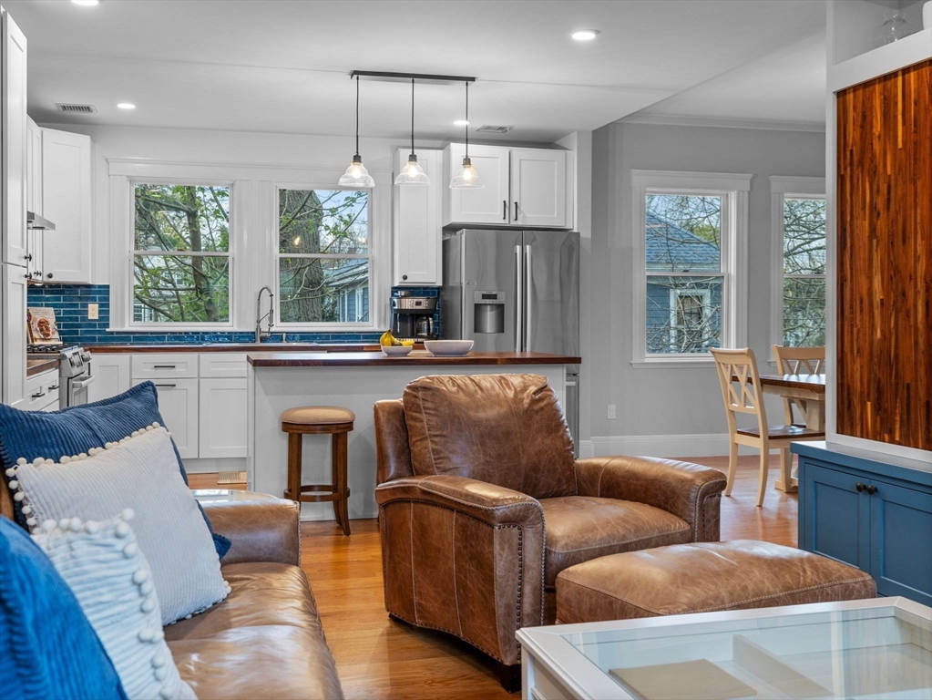 Newton, Massachusetts 02640, United States, 4 Bedrooms Bedrooms, ,3 BathroomsBathrooms,Residential,Active,118802