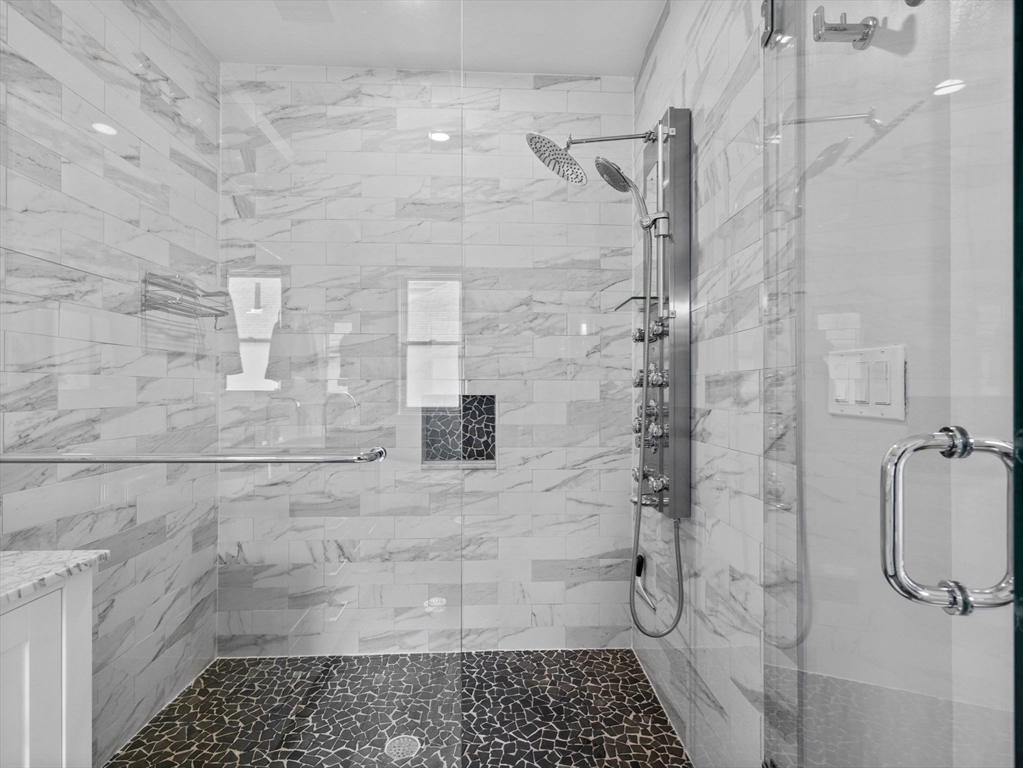 Newton, Massachusetts 02640, United States, 4 Bedrooms Bedrooms, ,3 BathroomsBathrooms,Residential,Active,118802