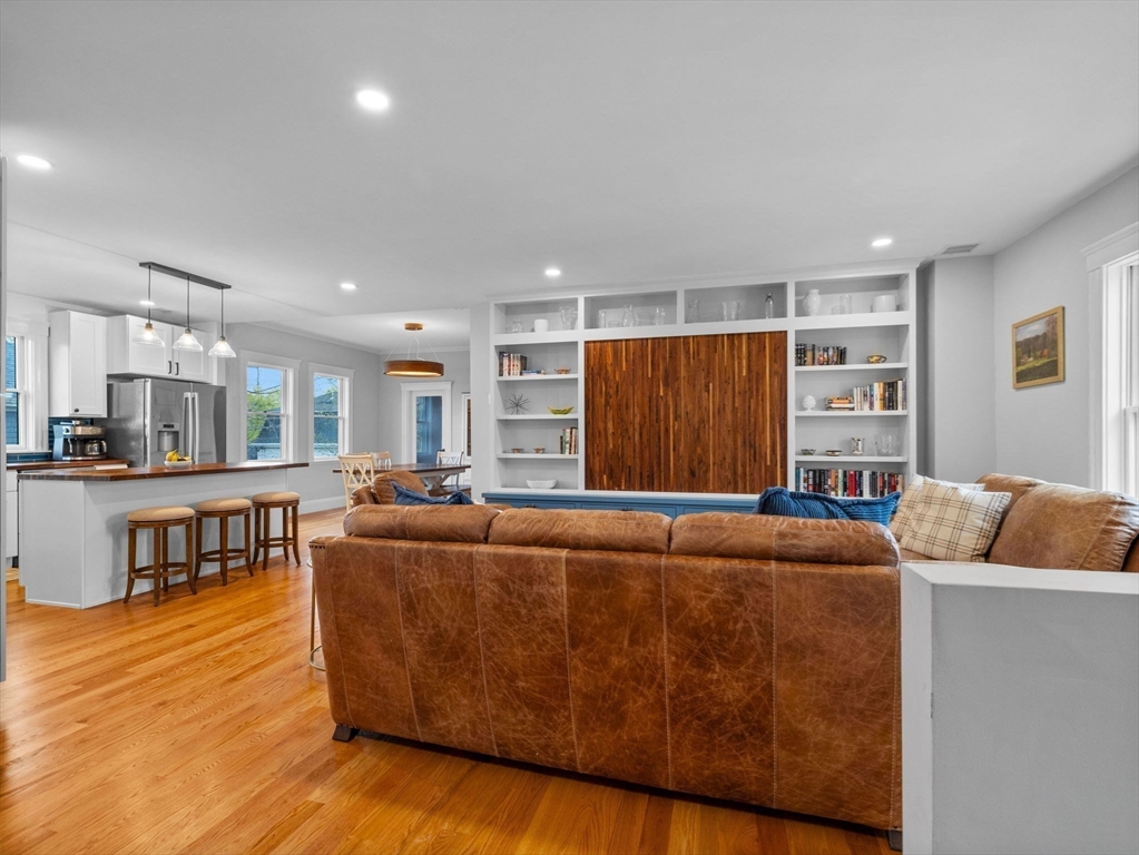 Newton, Massachusetts 02640, United States, 4 Bedrooms Bedrooms, ,3 BathroomsBathrooms,Residential,Active,118802