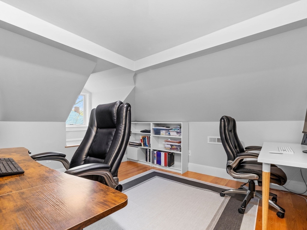 Newton, Massachusetts 02640, United States, 4 Bedrooms Bedrooms, ,3 BathroomsBathrooms,Residential,Active,118802