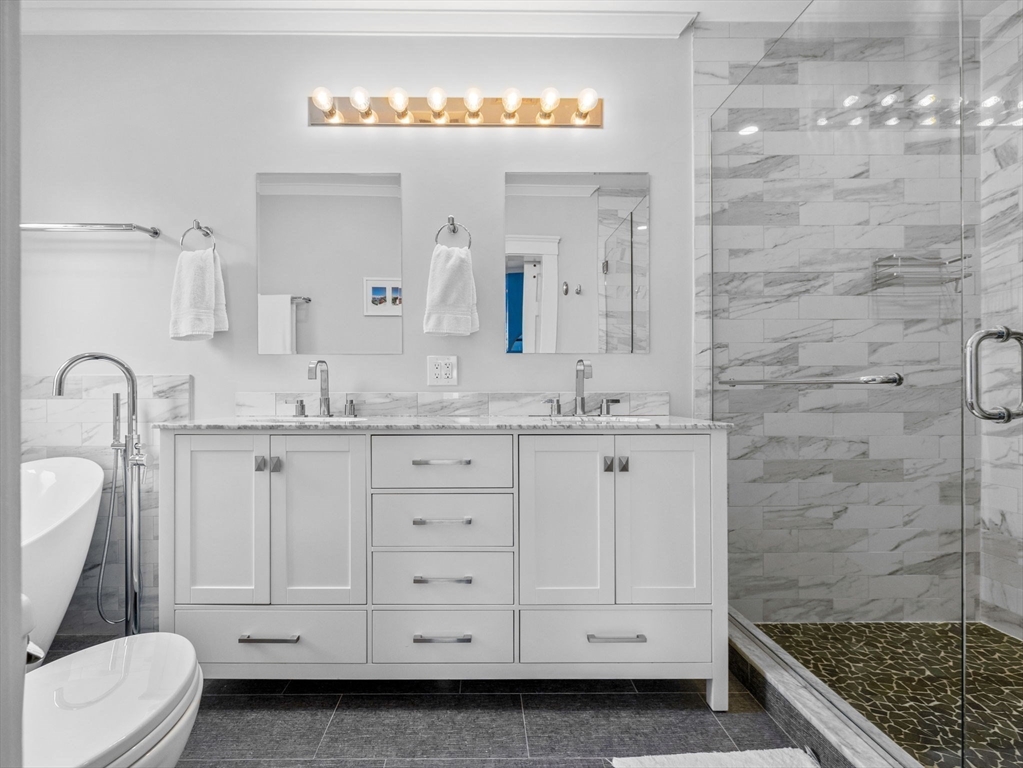 Newton, Massachusetts 02640, United States, 4 Bedrooms Bedrooms, ,3 BathroomsBathrooms,Residential,Active,118802