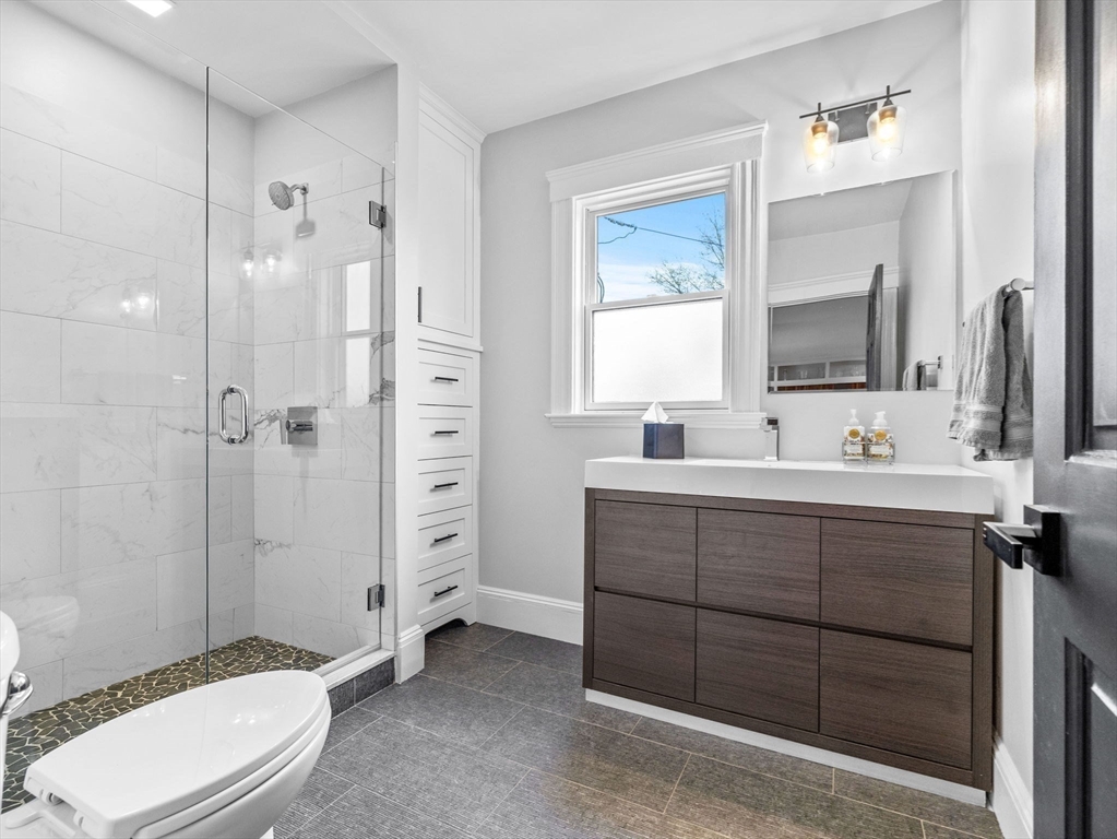 Newton, Massachusetts 02640, United States, 4 Bedrooms Bedrooms, ,3 BathroomsBathrooms,Residential,Active,118802