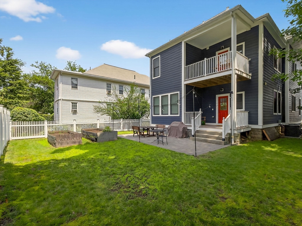 Newton, Massachusetts 02640, United States, 4 Bedrooms Bedrooms, ,3 BathroomsBathrooms,Residential,Active,118802