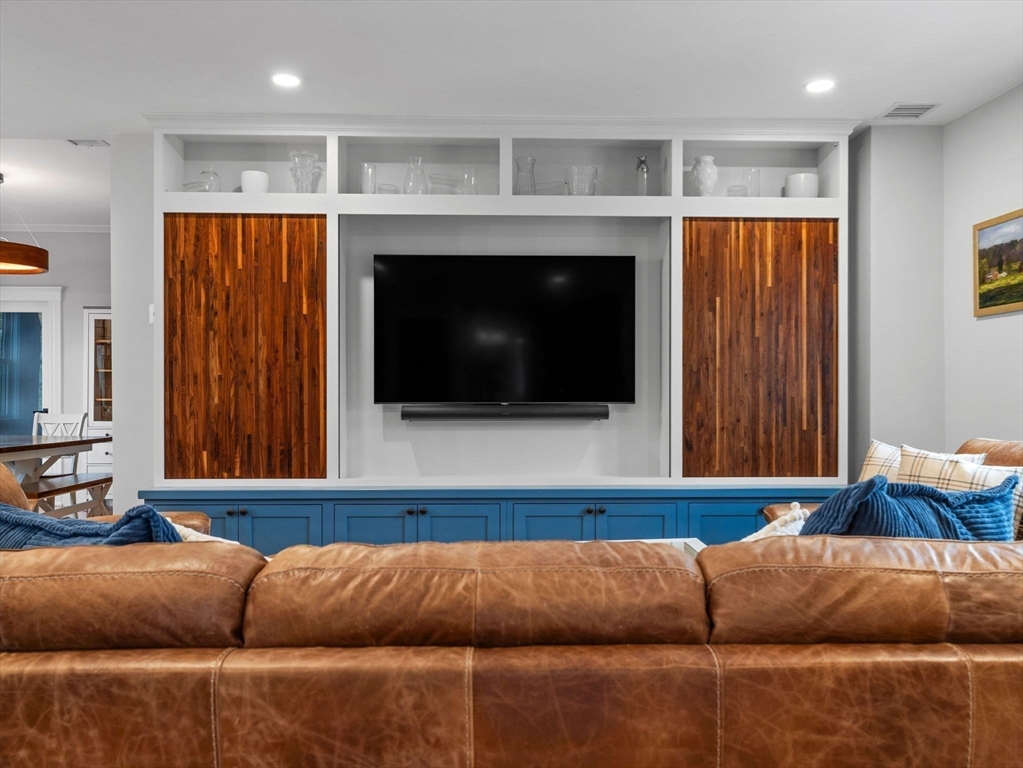 Newton, Massachusetts 02640, United States, 4 Bedrooms Bedrooms, ,3 BathroomsBathrooms,Residential,Active,118802