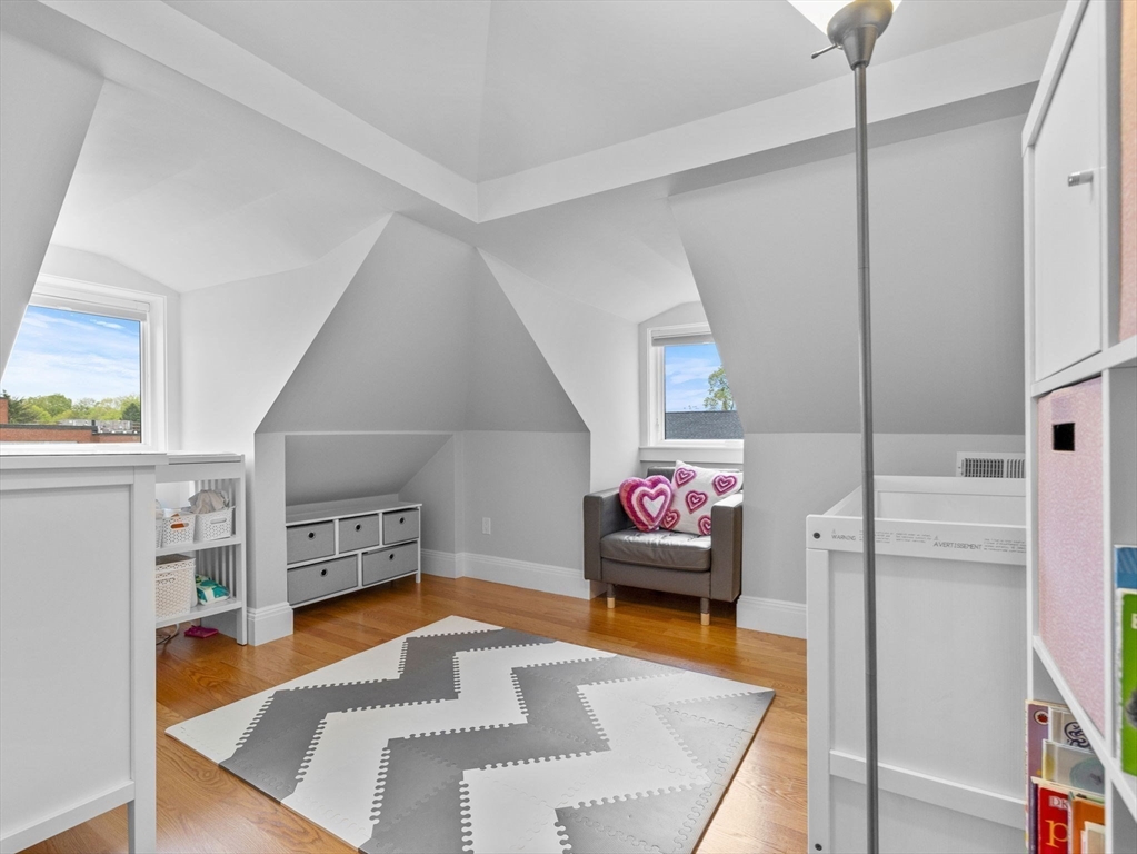 Newton, Massachusetts 02640, United States, 4 Bedrooms Bedrooms, ,3 BathroomsBathrooms,Residential,Active,118802