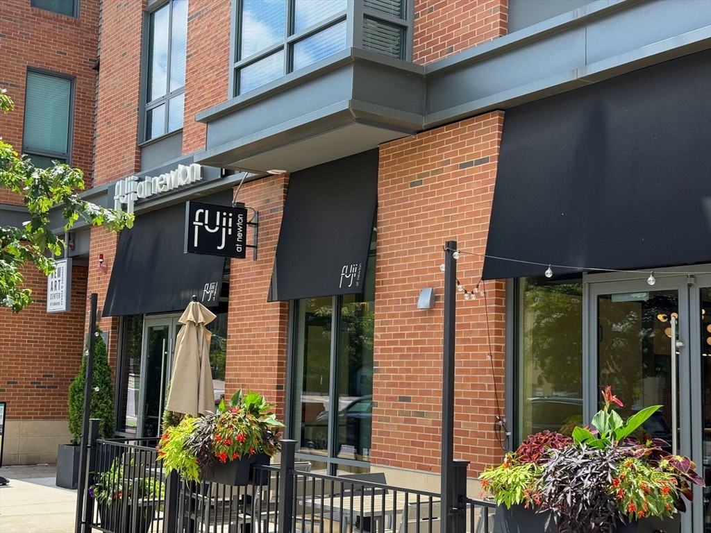 Newton, Massachusetts 02640, United States, 4 Bedrooms Bedrooms, ,3 BathroomsBathrooms,Residential,Active,118802