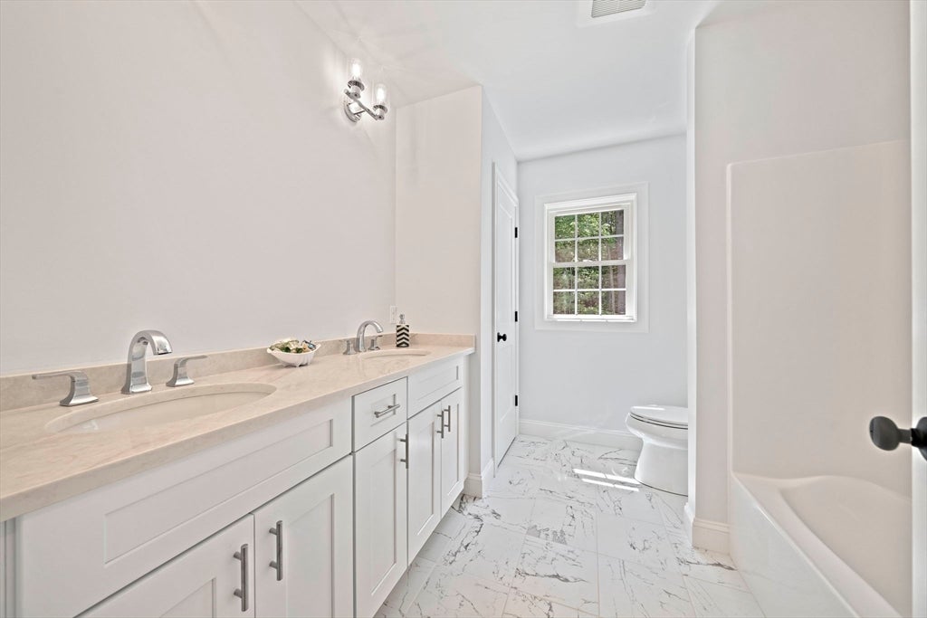 4 Clarendon Circle, Holbrook, MA Photo #22