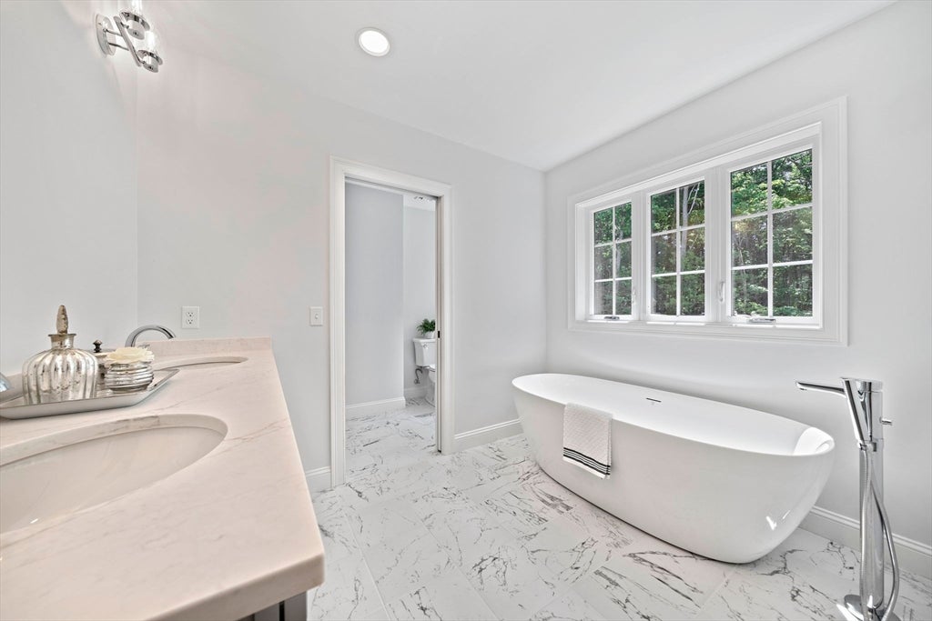 4 Clarendon Circle, Holbrook, MA Photo #19