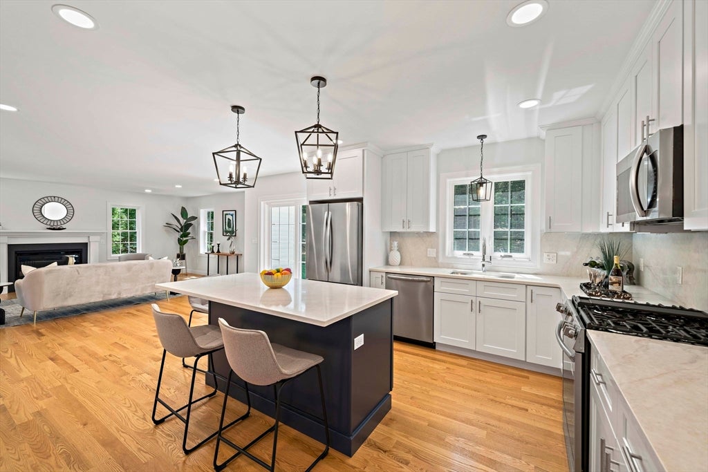 4 Clarendon Circle, Holbrook, MA Photo #2